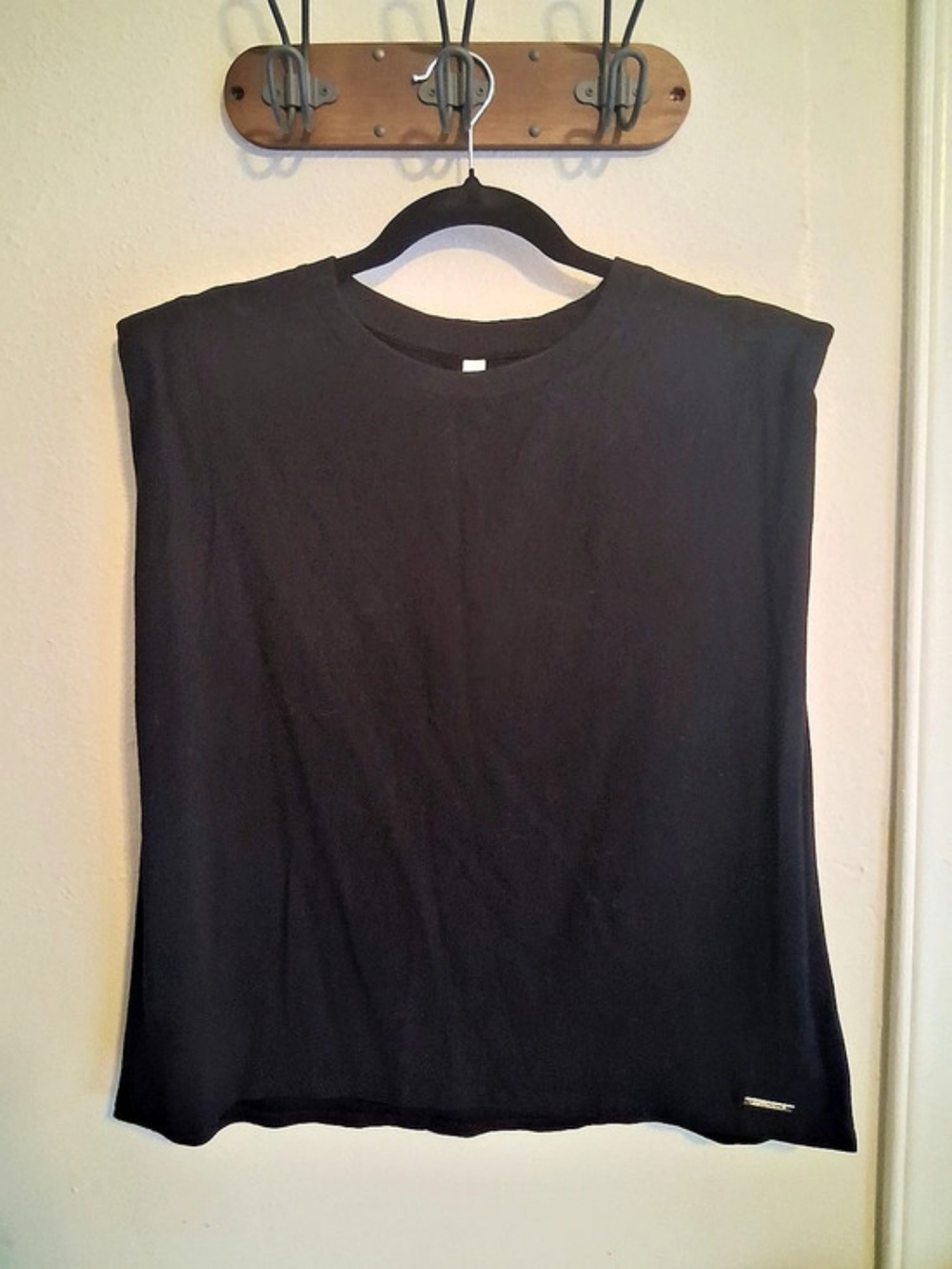 Tee Tahari Muscle Tee With Shoulder Pads in Black Size Large Like New